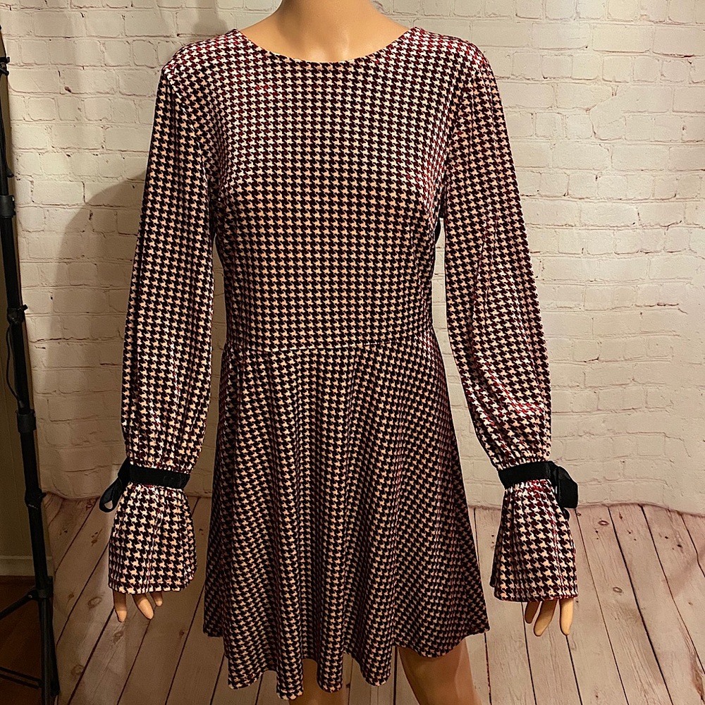 Xhiliration adorable cream & red patterned new years dress size medium